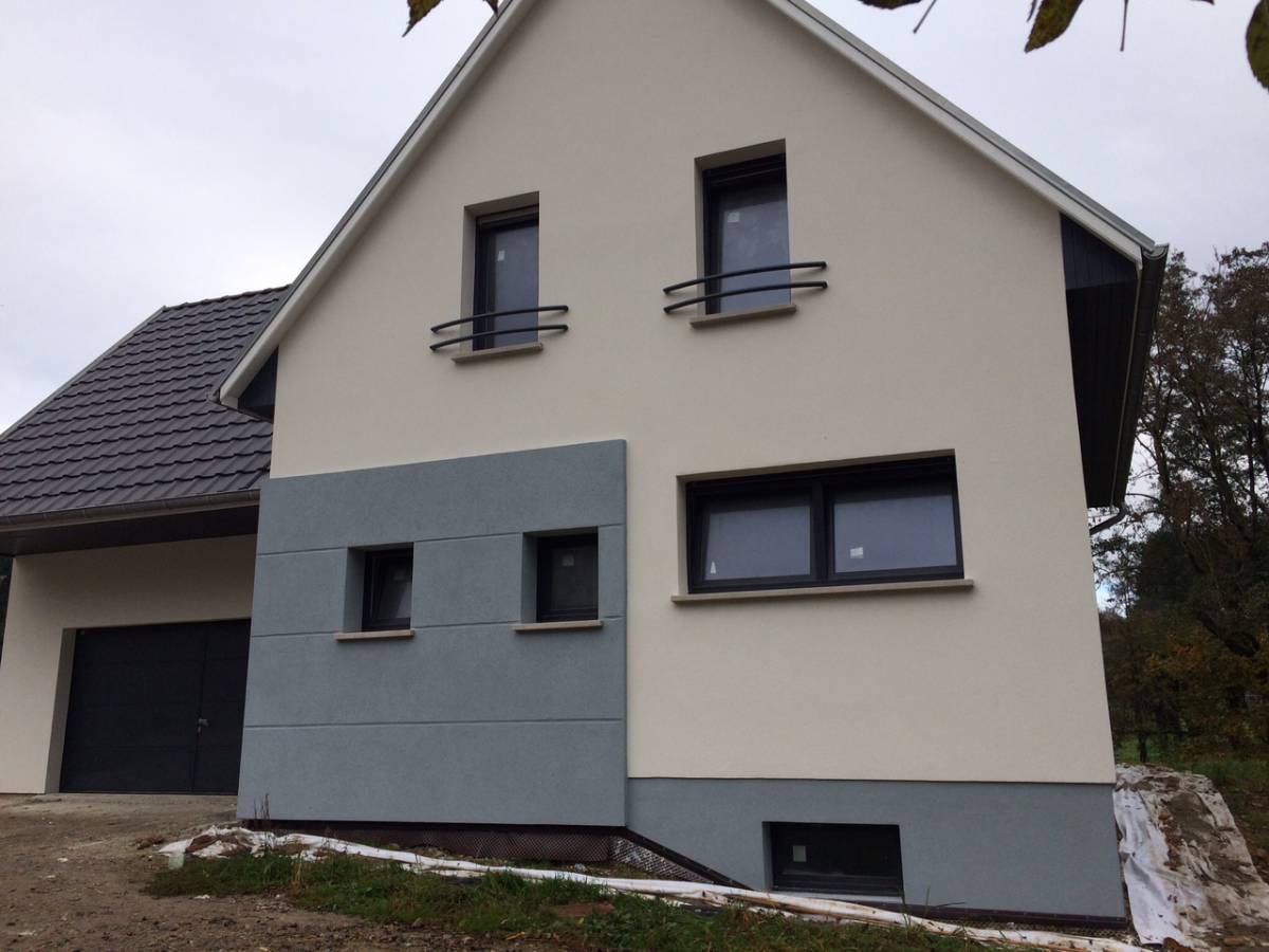 Façade moderne crème et gris : enduit bicolore Soleil Bati Renov
