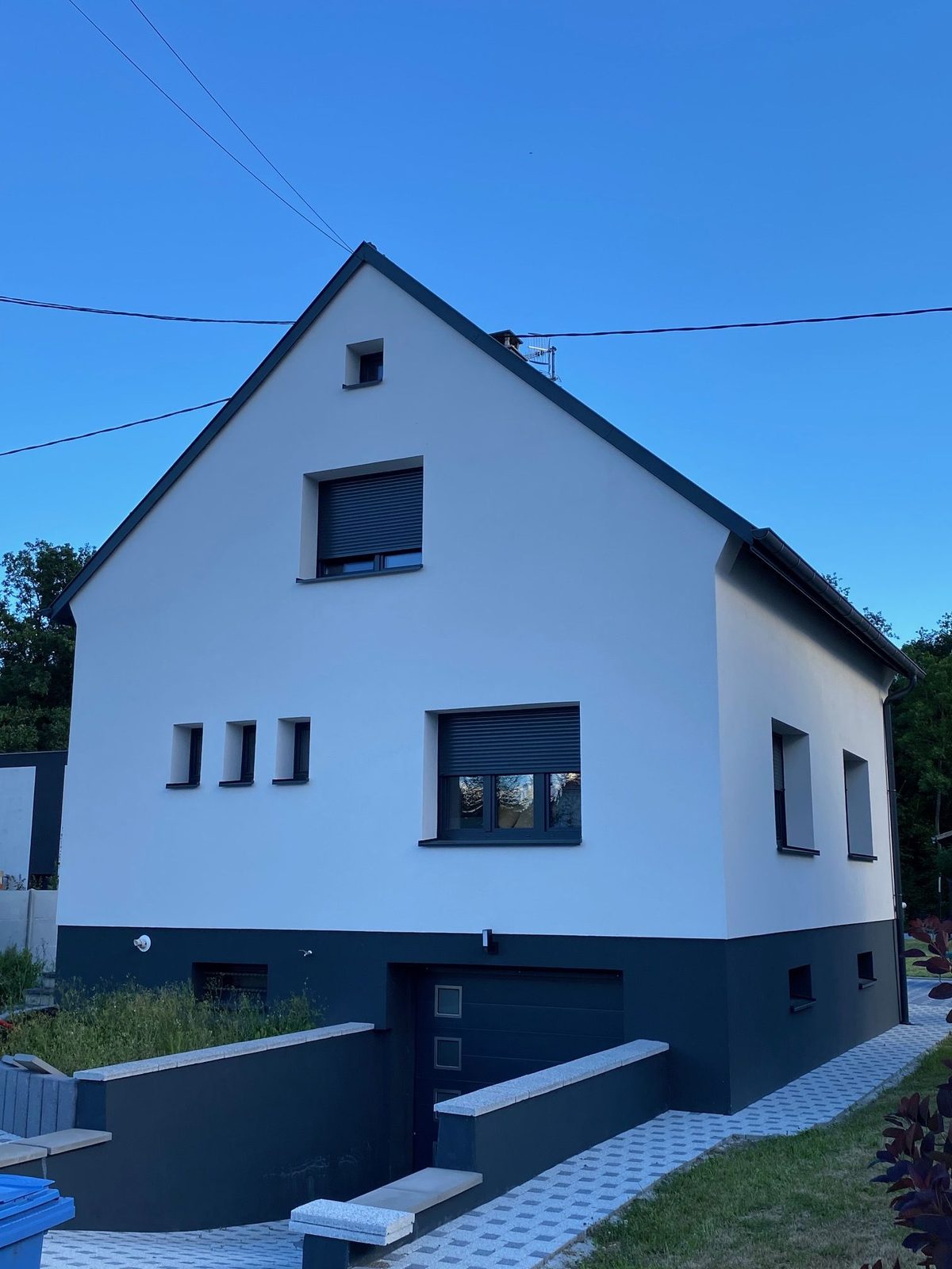 Maison rénovée bicolore blanc et anthracite : finition soignée