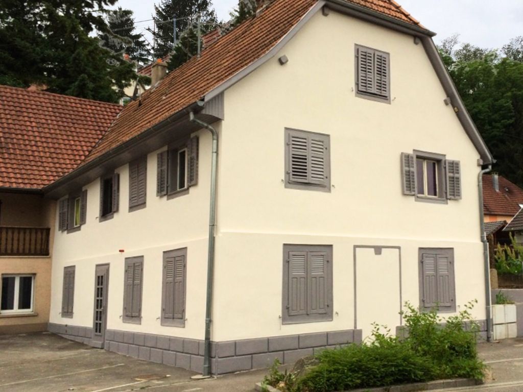 Maison alsacienne rénovée : crépi crème et volets gris