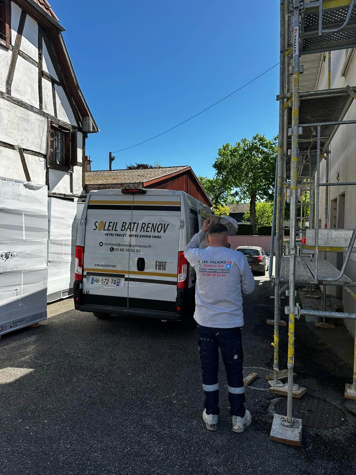 Artisan Soleil Bati Renov devant le van de chantier