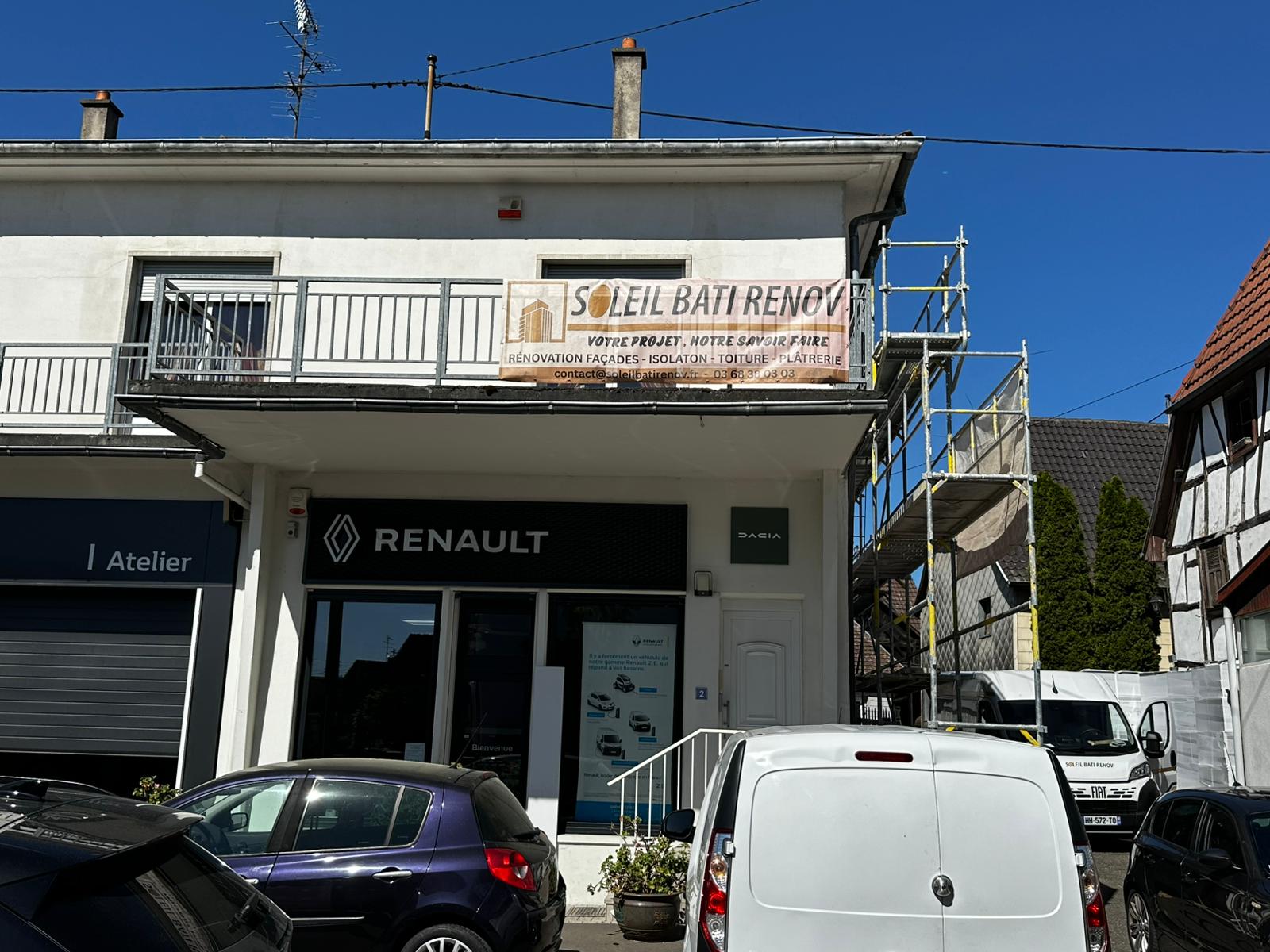 Chantier commercial en cours : bannière Soleil Bati Renov et échafaudage