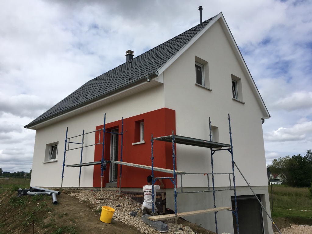 Maison neuve crépi blanc et rouge : ravalement Haut-Rhin