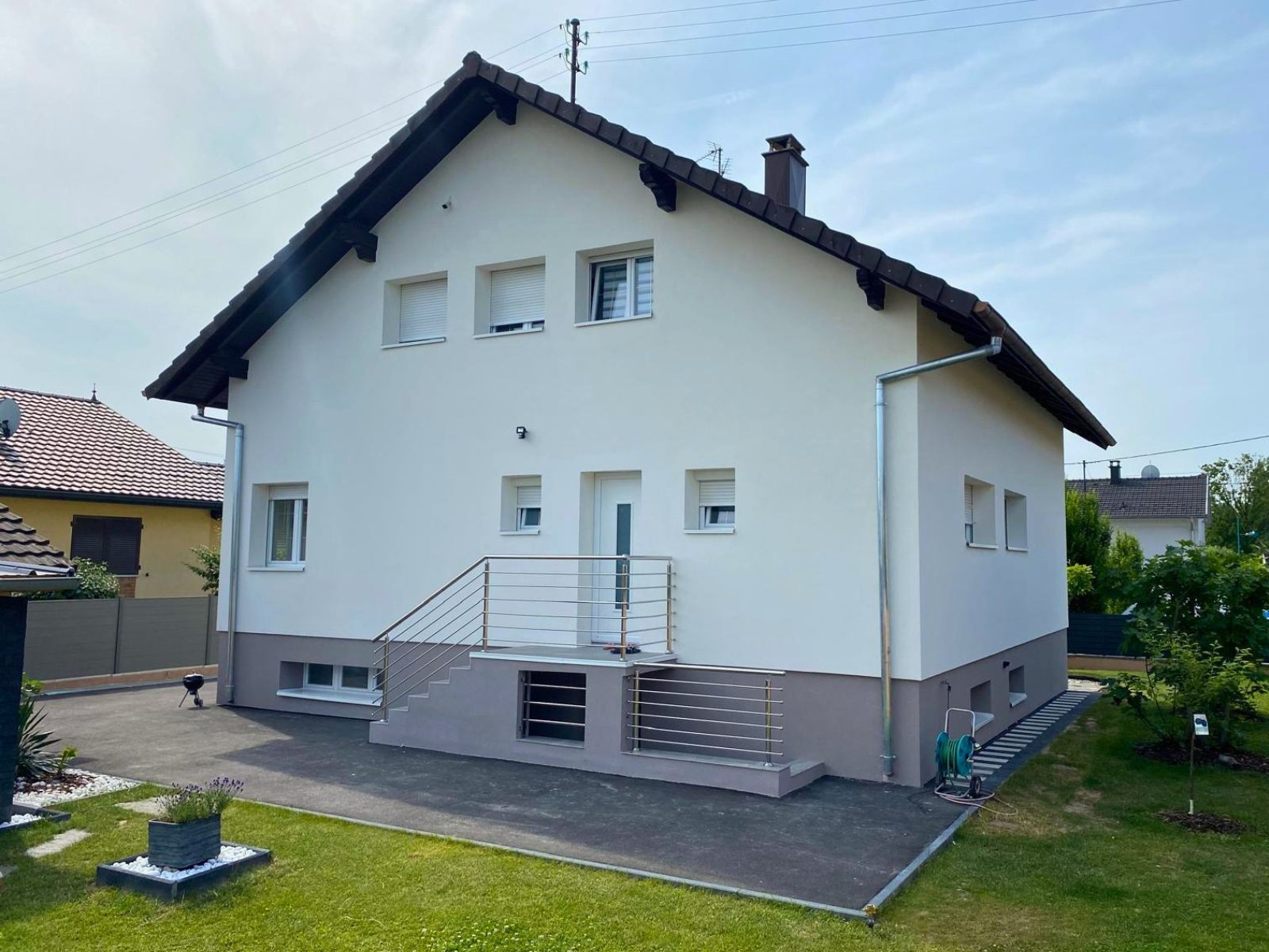 Ravalement façade maison bicolore blanc et gris