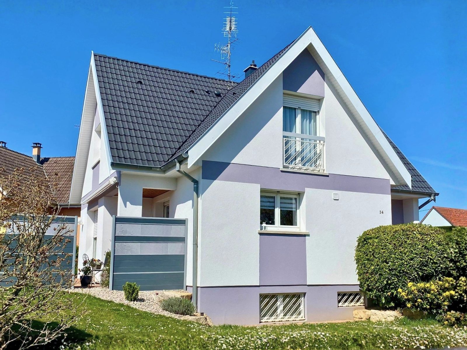 Ravalement façade maison blanc et mauve