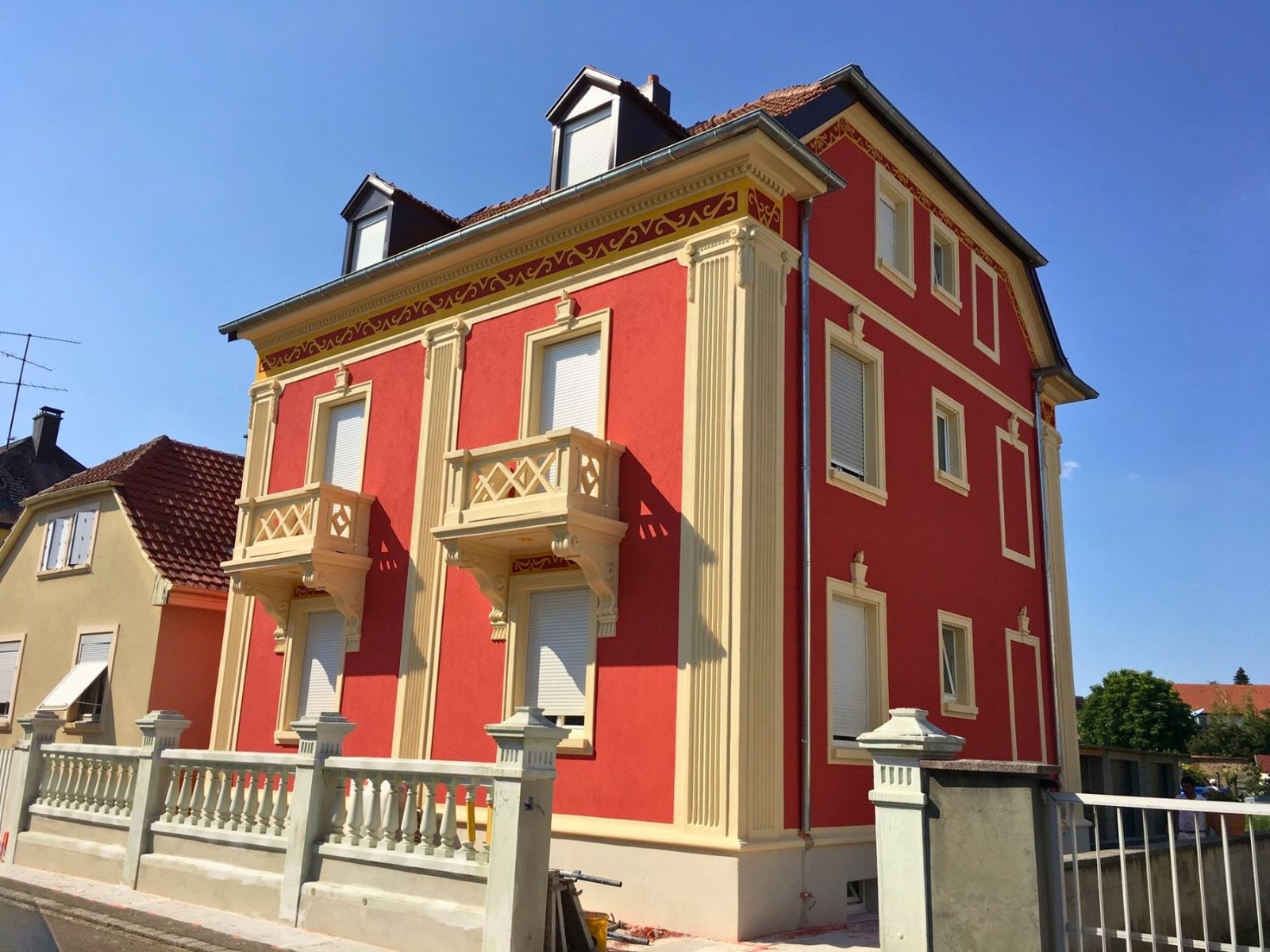 Ravalement maison alsacienne rouge et crème
