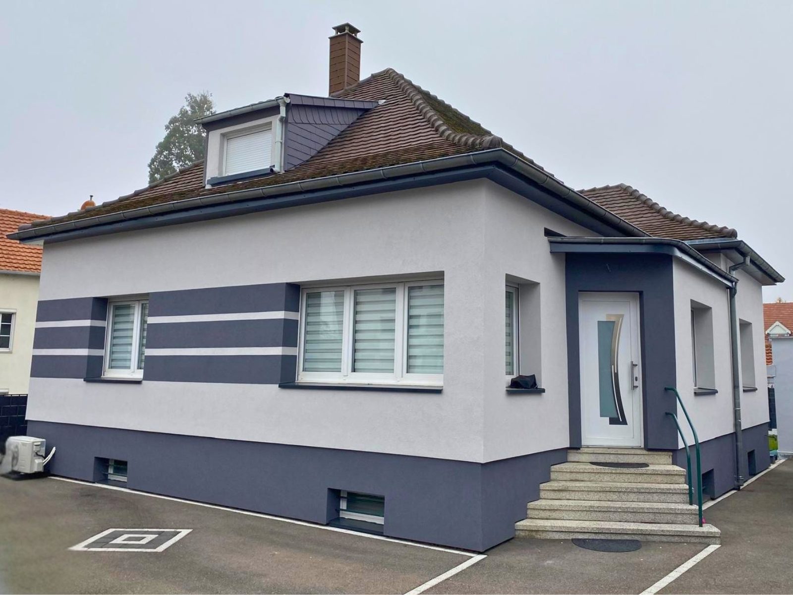 Ravalement maison gris anthracite et blanc
